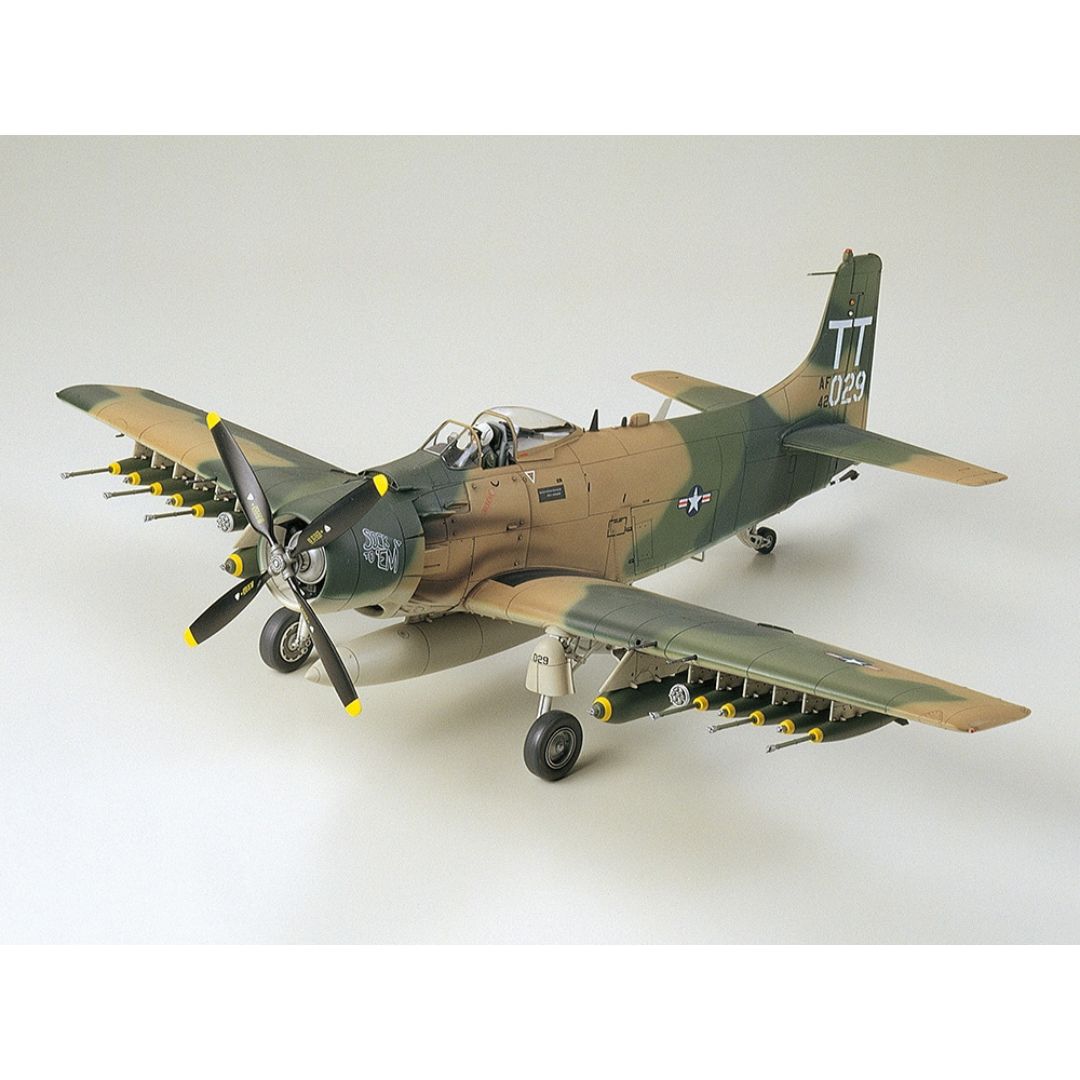 TAMIYA 1/48 DOUGLAS A-1J Skyraiderª US Air Force (61073)